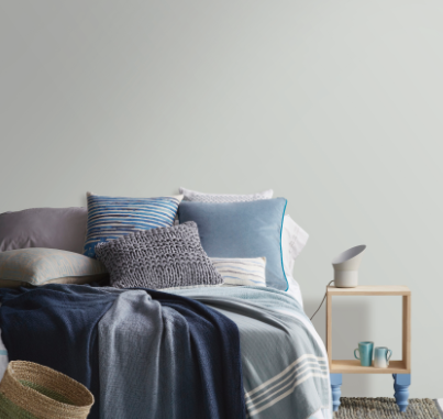 Dormitorio estilo nórdico, pintado con el color gris morkegra de expresa Nordic collection