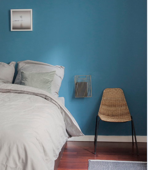 Dormitorio pintado con el color azul plácidode Eco natura