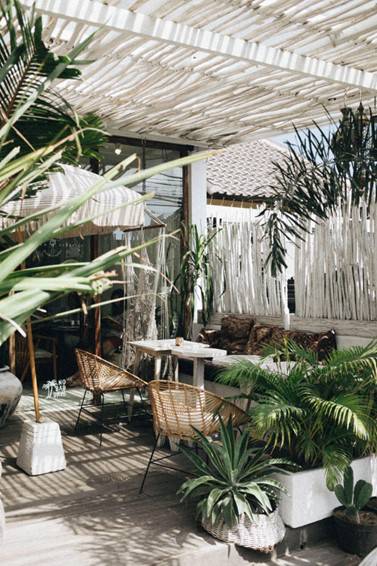 Cómo organizar una terraza o un jardín fresco para disfrutar del verano si  no tienes espacio para una piscina