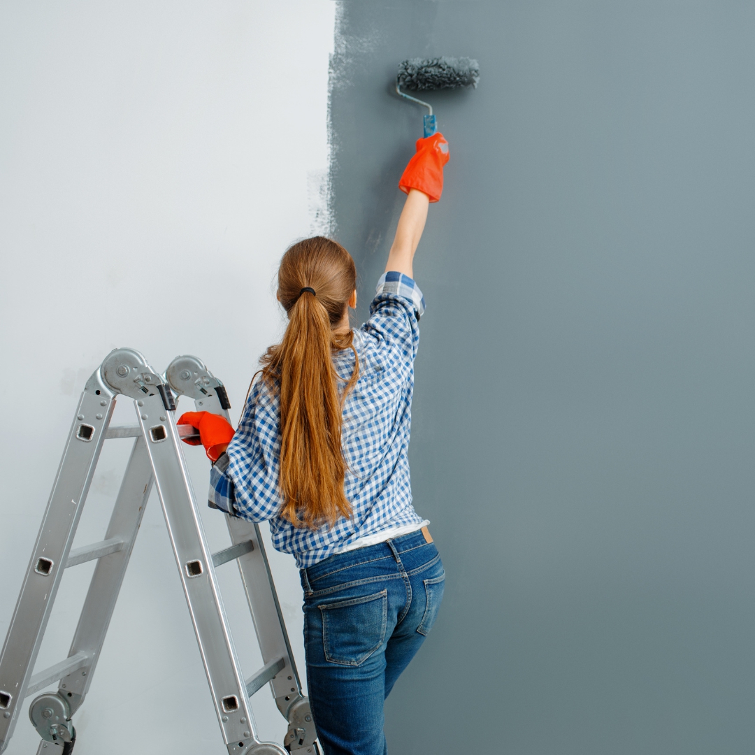 La postura correcta para pintar una pared